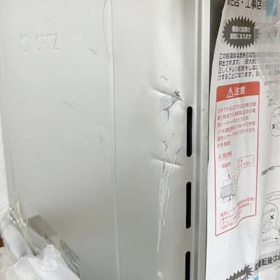 本体に凹み、ダメージがある